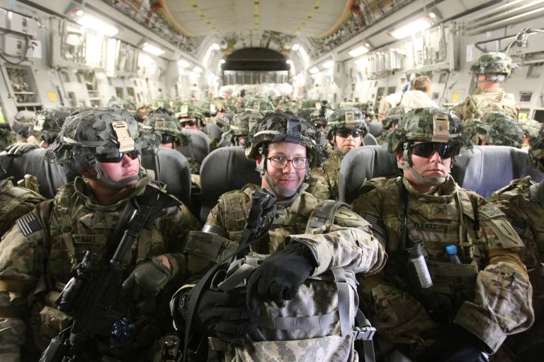 Американские военнослужащие в транспортном самолете Американские военнослужащие в транспортном самолете