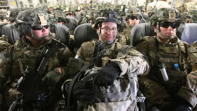 Американские военнослужащие в транспортном самолете. Архивное фото Американские военнослужащие в транспортном самолете. Архивное фото