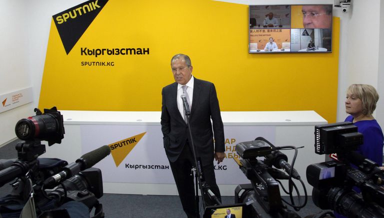 Сергей Лавров на церемонии открытия редакционного центра Sputnik Кыргызстан в Бишкеке Сергей Лавров на церемонии открытия редакционного центра Sputnik Кыргызстан в Бишкеке