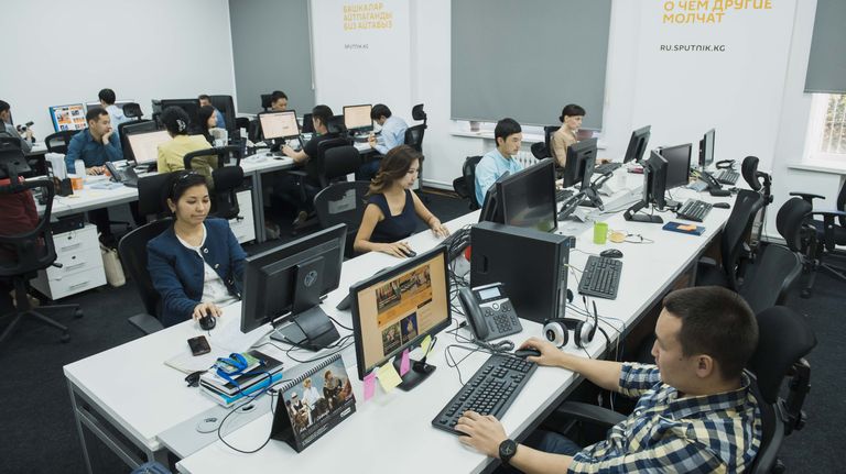 Сотрудники редакционного центра Sputnik в Кыргызстане Сотрудники редакционного центра Sputnik в Кыргызстане