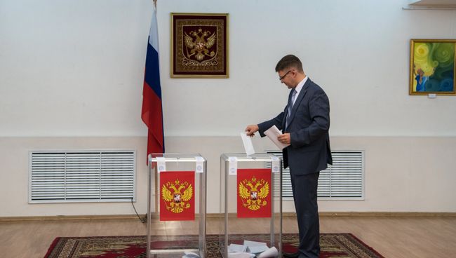 Избиратель голосует в единый день голосования. Архивное фото Избиратель голосует в единый день голосования. Архивное фото