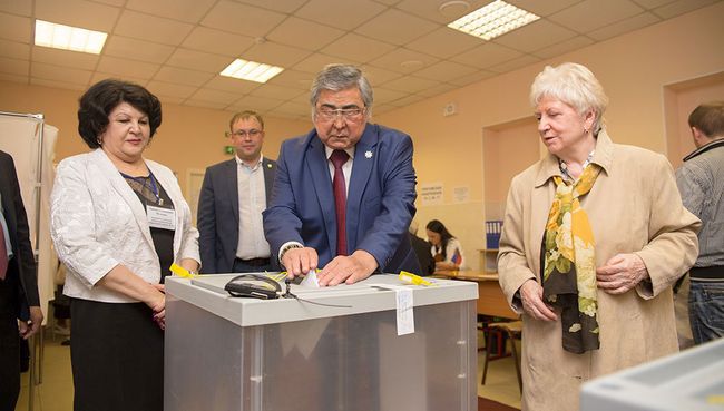 Губернатор Кузбасса Аман Тулеев на избирательном участке Губернатор Кузбасса Аман Тулеев на избирательном участке