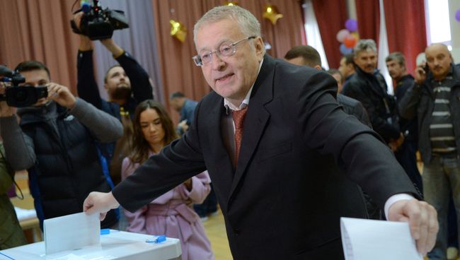 Лидер ЛДПР Владимир Жириновский в единый день голосования на избирательном участке № 2714 в Москве. Лидер ЛДПР Владимир Жириновский в единый день голосования на избирательном участке № 2714 в Москве.