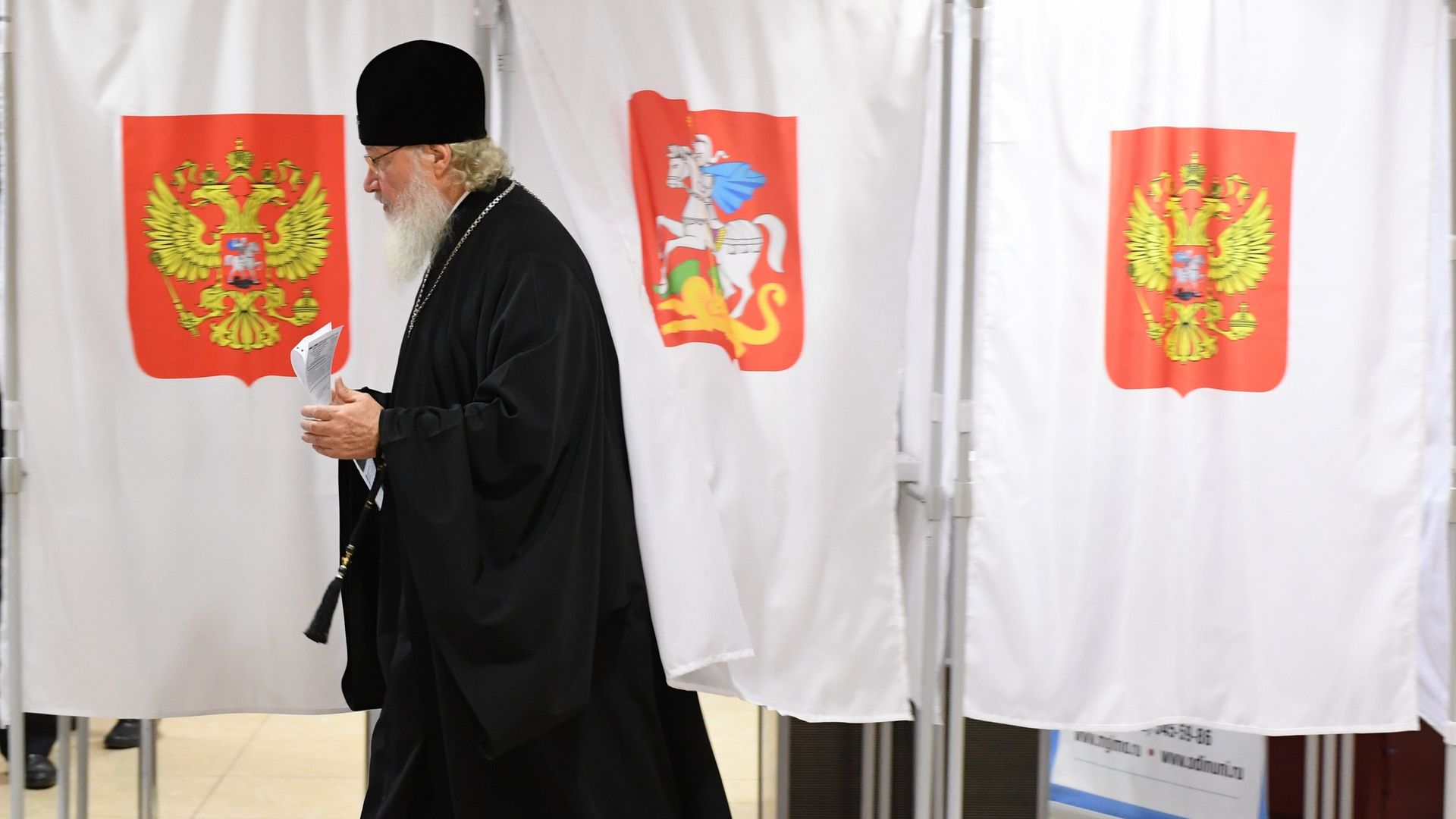 Патриарх Московский и Всея Руси Кирилл во время голосования на избирательном участке № 1965 в филиале МГИМО в Одинцово Патриарх Московский и Всея Руси Кирилл во время голосования на избирательном участке № 1965 в филиале МГИМО в Одинцово - РИА Новости, 1920, 06.09.2023