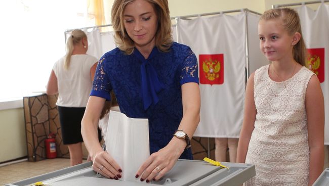 Прокурор Республики Крым Наталья Поклонская с дочерью Анастасией в единый день голосования на избирательном участке в Симферополе Прокурор Республики Крым Наталья Поклонская с дочерью Анастасией в единый день голосования на избирательном участке в Симферополе