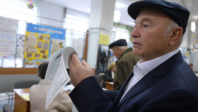 Бывший мэр Москвы Юрий Лужков в единый день голосования на избирательном участке № 142 в Москве. Архивное фото Бывший мэр Москвы Юрий Лужков в единый день голосования на избирательном участке № 142 в Москве. Архивное фото