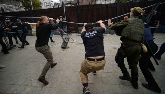 Акции протеста у российких диппредставительств на Украине Акции протеста у российких диппредставительств на Украине