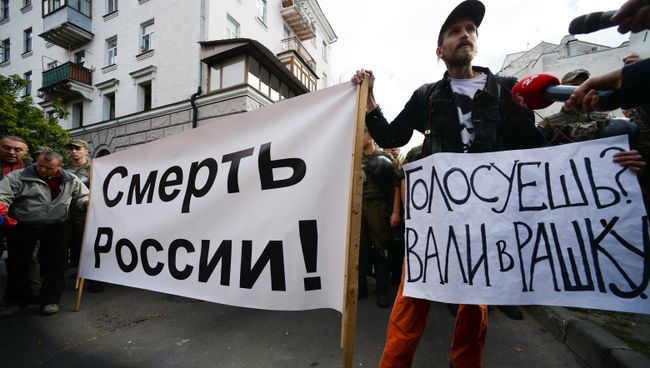 Активисты националистических организаций во время устроенных ими беспорядков у посольства России в Киеве Активисты националистических организаций во время устроенных ими беспорядков у посольства России в Киеве
