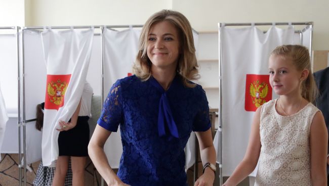 Прокурор Республики Крым Наталья Поклонская с дочерью Анастасией в единый день голосования на избирательном участке в Симферополе Прокурор Республики Крым Наталья Поклонская с дочерью Анастасией в единый день голосования на избирательном участке в Симферополе