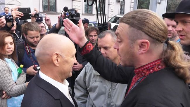 Протестующие у посольства РФ в Киеве не пропускали пришедших на выборы россиян Протестующие у посольства РФ в Киеве не пропускали пришедших на выборы россиян