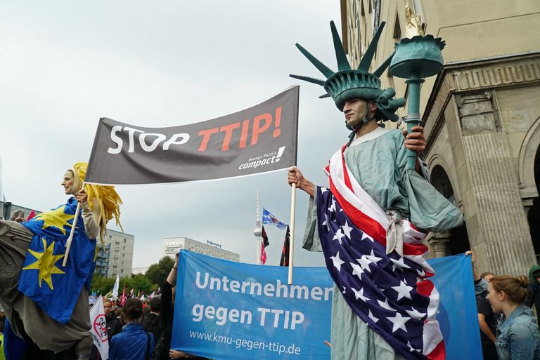 Акция протеста против соглашения о трансатлантической торговле (TTIP) в Берлине Акция протеста против соглашения о трансатлантической торговле (TTIP) в Берлине
