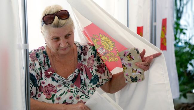Жительница Симферополя на одном из избирательных участков в единый день голосования. 18 сентября 2016 Жительница Симферополя на одном из избирательных участков в единый день голосования. 18 сентября 2016