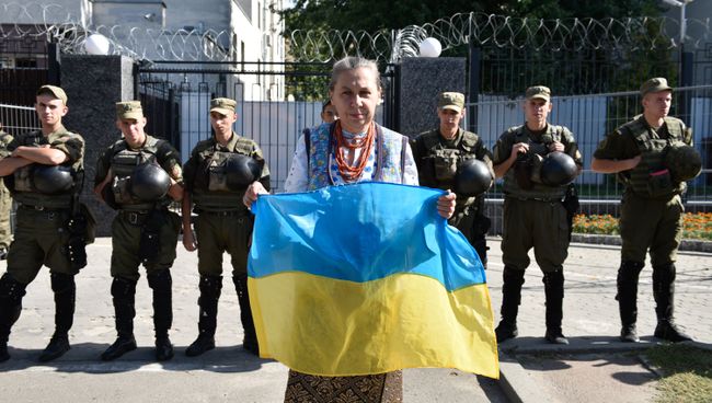 Гражданка Украины у посольства России в Киеве. 18 сентября 2016 Гражданка Украины у посольства России в Киеве. 18 сентября 2016
