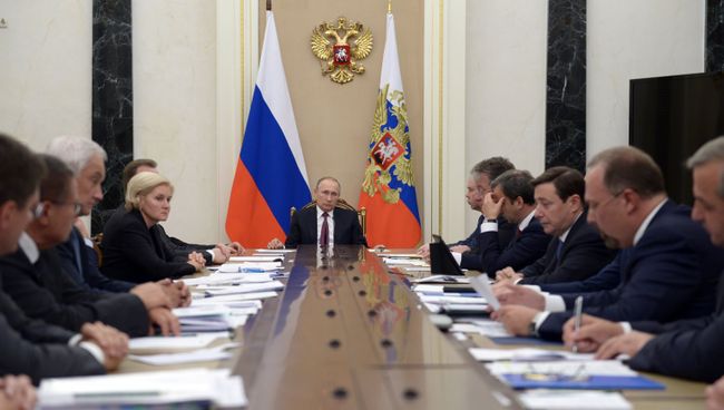 Президент РФ Владимир Путин проводит в Кремле совещание с членами правительства РФ. Архивное фото Президент РФ Владимир Путин проводит в Кремле совещание с членами правительства РФ. Архивное фото
