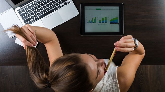 Девушка работает за ноутбуком. Архивное фото Девушка работает за ноутбуком. Архивное фото