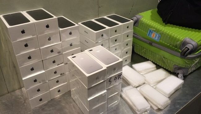 Контрабандная партия смартфона iPhone7, задержанная сотрудниками Шереметьевской таможни на рейсе Гонконг - Москва Контрабандная партия смартфона iPhone7, задержанная сотрудниками Шереметьевской таможни на рейсе Гонконг - Москва