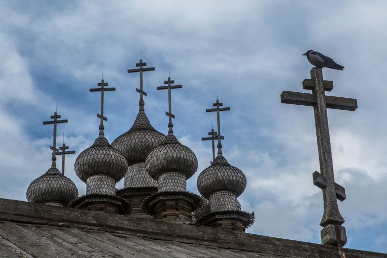 Купола церкви Покрова Богородицы в государственном историко-архитектурном и этнографическом музее-заповеднике Кижи в Карелии Купола церкви Покрова Богородицы в государственном историко-архитектурном и этнографическом музее-заповеднике Кижи в Карелии