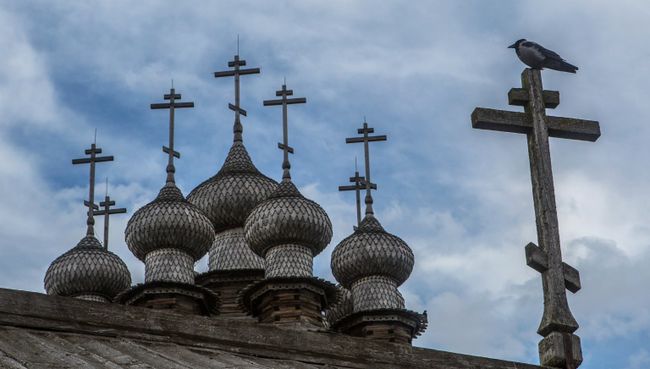 Купола церкви Покрова Богородицы в государственном историко-архитектурном и этнографическом музее-заповеднике Кижи в Карелии. Архивное фото
