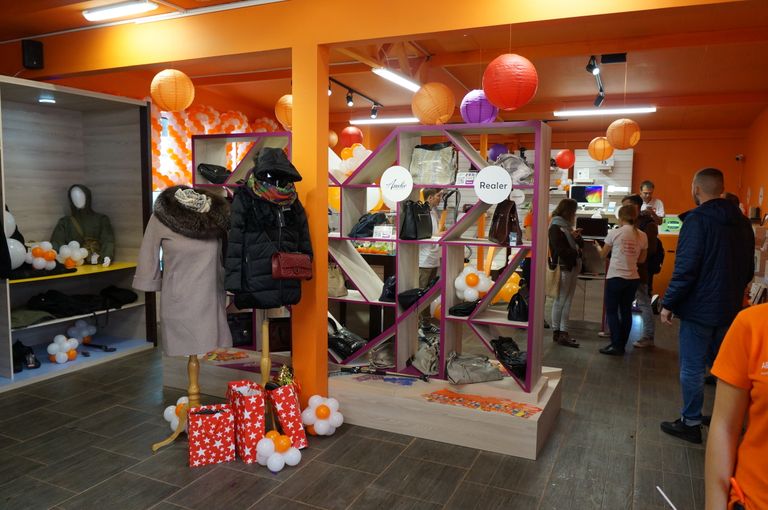 Первый в мире шоурум компании AliExpress, открывшийся на Ленинградском вокзале в Москве Первый в мире шоурум компании AliExpress, открывшийся на Ленинградском вокзале в Москве