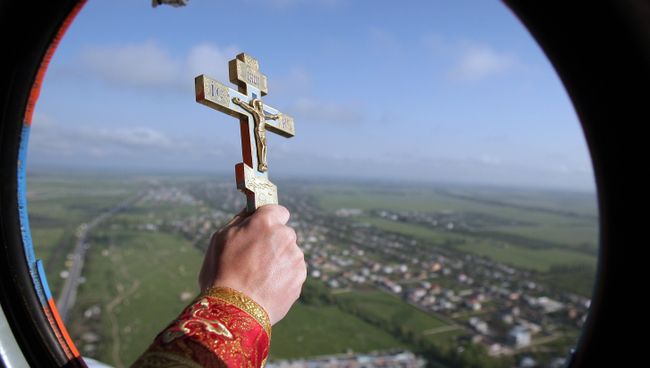 Священник на вертолете МЧС. Архивное фото Священник на вертолете МЧС. Архивное фото