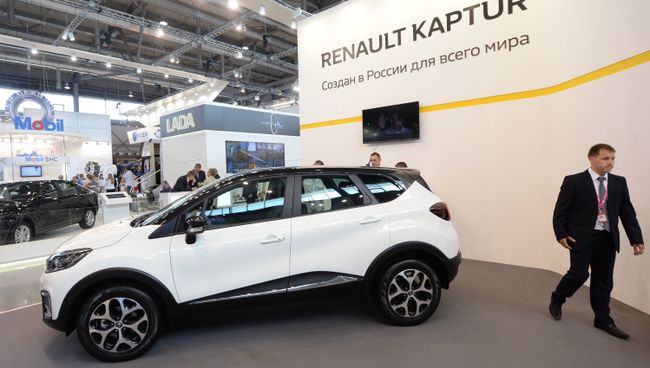 Автомобиль Renault Kaptur на выставке. Архивное фото. Автомобиль Renault Kaptur на выставке. Архивное фото.