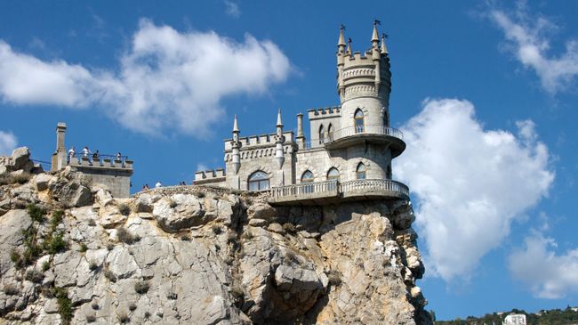 Замок Ласточкино гнездо на береговой скале в поселке Гаспра в Крыму. Архивное фото Замок Ласточкино гнездо на береговой скале в поселке Гаспра в Крыму. Архивное фото