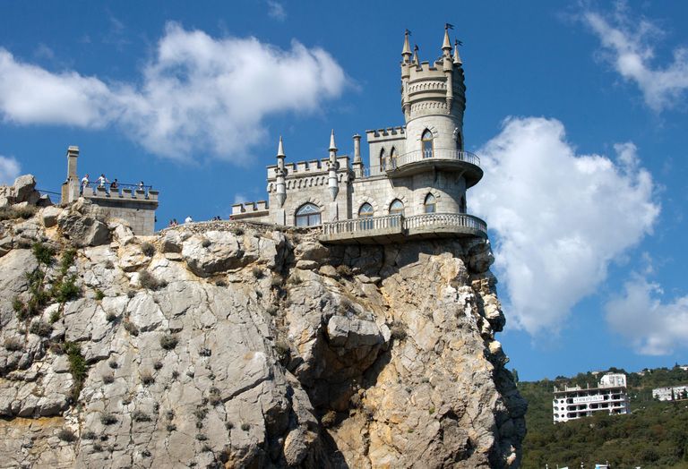 Замок Ласточкино гнездо на береговой скале в поселке Гаспра в Крыму Замок Ласточкино гнездо на береговой скале в поселке Гаспра в Крыму