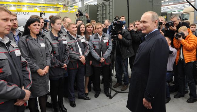 Президент РФ Владимир Путин во время беседы с трудовым коллективом АО Концерн Калашников в Ижевске. 20 сентября 2016