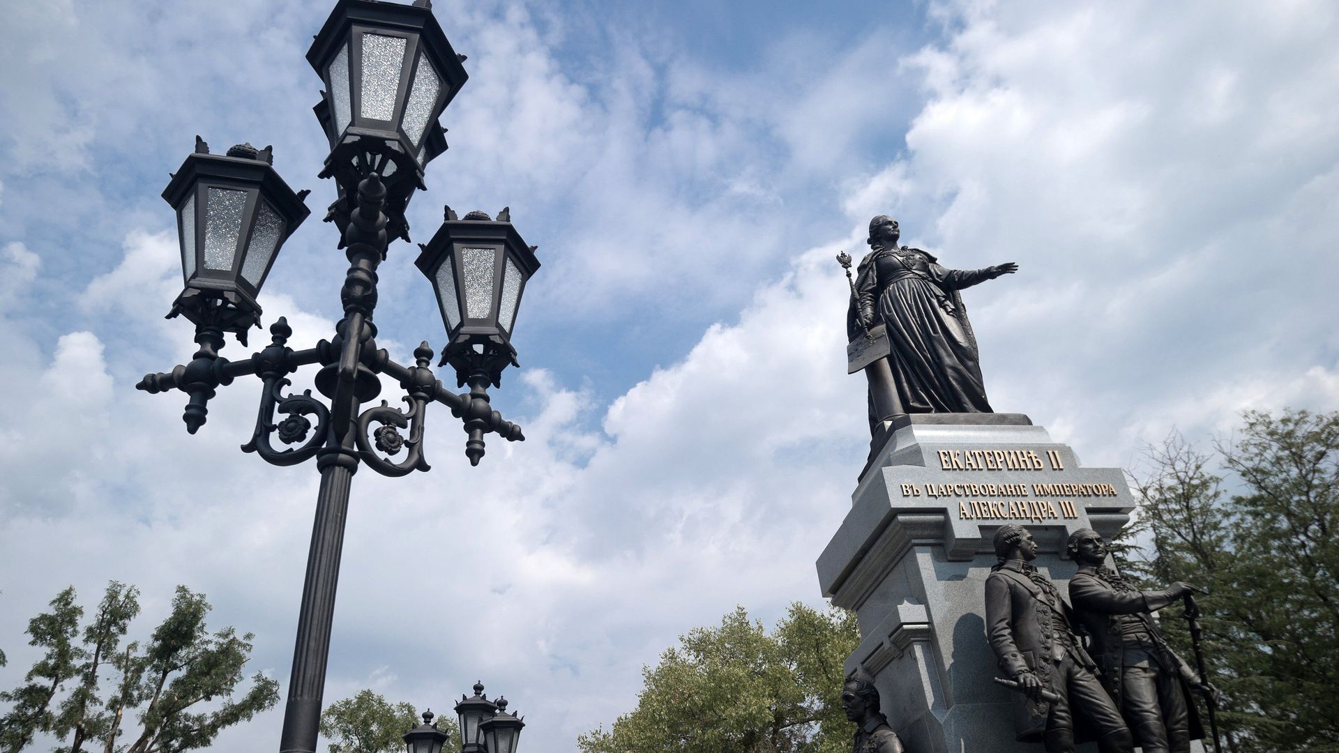 Памятник Екатерине II в Симферополе Памятник Екатерине II в Симферополе - РИА Новости, 1920, 29.10.2023