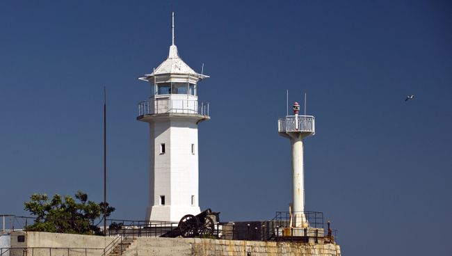Маяк морского торгового порта в Ялте. Архивное фото
