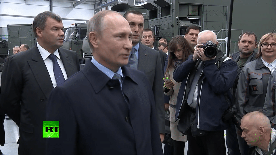 Путин пошутил над серьезным рабочим концерна Калашников. ВИДЕО Путин пошутил над серьезным рабочим концерна Калашников. ВИДЕО