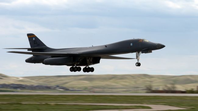 Стратегический бомбардировщик ВВС США B-1B Lancer. Архивное фото. Стратегический бомбардировщик ВВС США B-1B Lancer. Архивное фото.