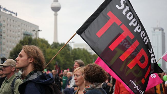 Акция протеста против соглашения о трансатлантической торговле (TTIP) в Берлине. Архивное фото Акция протеста против соглашения о трансатлантической торговле (TTIP) в Берлине. Архивное фото