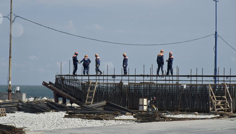 Рабочие на строительстве моста через Керченский пролив в Крыму Рабочие на строительстве моста через Керченский пролив в Крыму