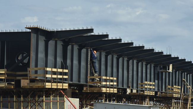 Рабочий на строительстве моста через Керченский пролив в Крыму. Архивное фото