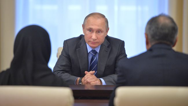Владимир Путин во время встречи с родителями дагестанского полицейского Магомеда Нурбагандова. 21 сентября 2016 Владимир Путин во время встречи с родителями дагестанского полицейского Магомеда Нурбагандова. 21 сентября 2016
