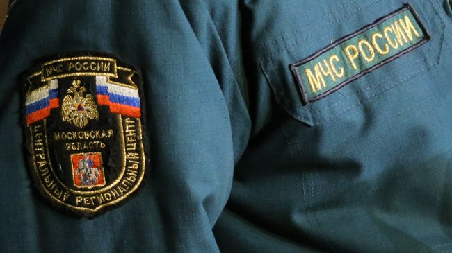 Исполняющий обязанности начальника главного управления МЧС России по Московской области полковник Алексей Павлов выступает перед журналистами рядом с местом крушения вертолета Ми-8 МЧС России вблизи населенного пункта Октябрьский Люберецкого района Московской области
