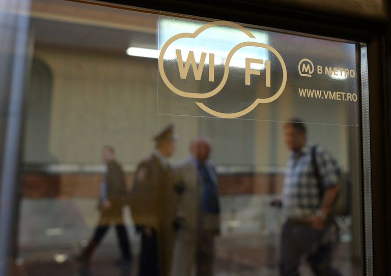Наклейка на окне поезда метро, обозначающая возможность доступа к интернету через сеть wi-fi в московском метро Наклейка на окне поезда метро, обозначающая возможность доступа к интернету через сеть wi-fi в московском метро