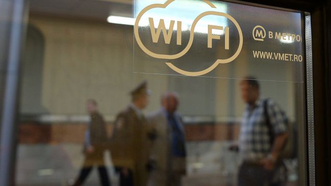 Наклейка на окне поезда метро. Архивное фото Наклейка на окне поезда метро. Архивное фото