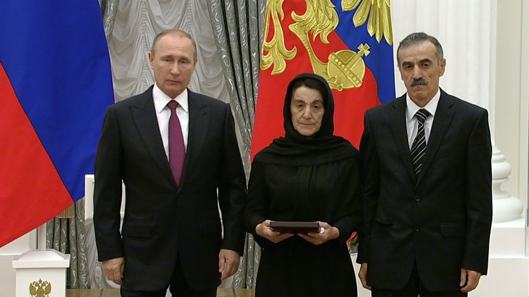 Это награда всего Дагестана – отец убитого офицера на вручении звезды Героя РФ Это награда всего Дагестана – отец убитого офицера на вручении звезды Героя РФ