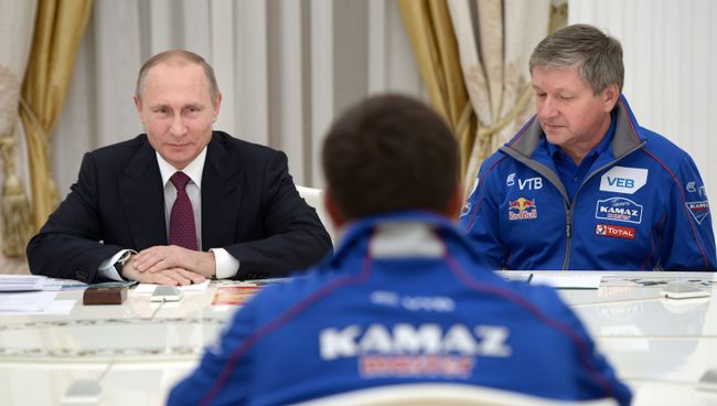Владимир Путин во время встречи с организаторами ралли Шелковый путь и представителями команды КАМАЗ-Мастер. 22 сентября 2016
