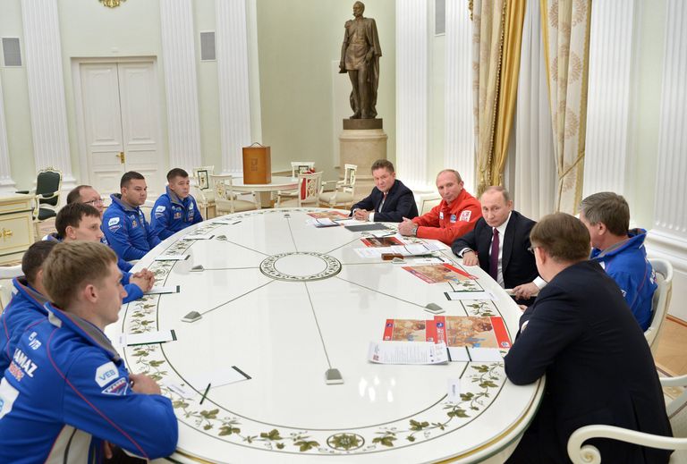 Владимир Путин во время встречи с организаторами ралли Шелковый путь и представителями команды КАМАЗ-Мастер. 22 сентября 2016 Владимир Путин во время встречи с организаторами ралли Шелковый путь и представителями команды КАМАЗ-Мастер. 22 сентября 2016