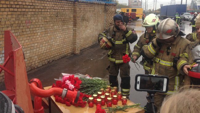 Импровизированный мемориал у проходной на предприятие в Москве, где произошел пожар. Архивное фото