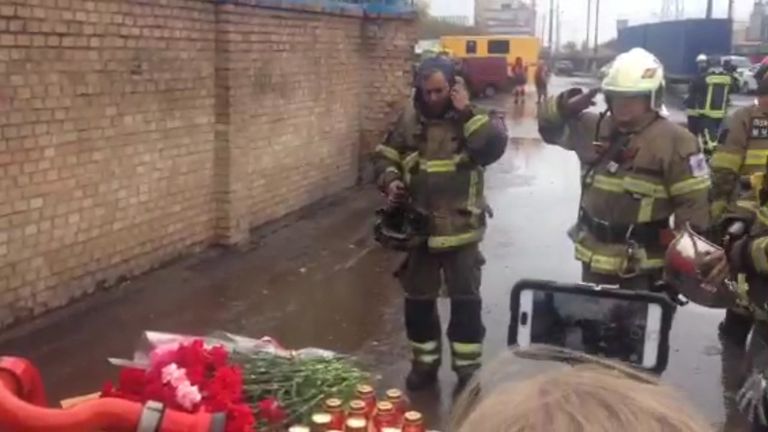 Спасатели возложили цветы к месту гибели коллег во время пожара в Москве