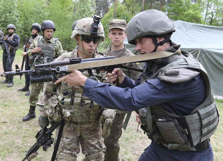 Американские и украинские военные во время учений во Львовской области Американские и украинские военные во время учений во Львовской области