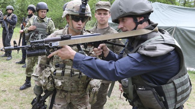 Американские и украинские военные во время учений во Львовской области. Архивное фото Американские и украинские военные во время учений во Львовской области. Архивное фото