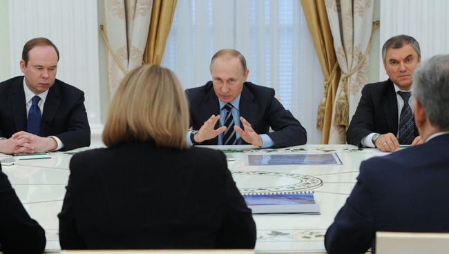 Президент РФ Владимир Путин во время встречи в Кремле с председателем Центральной избирательной комиссии Эллой Памфиловой и членами ЦИК. 23 сентября 2016