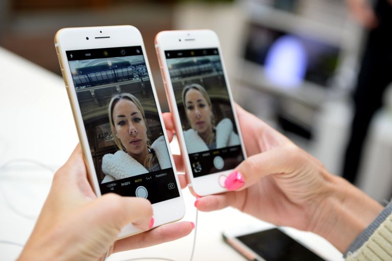 Новые смартфоны iPhone 7 и iPhone 7 Plus представлены на продажу в торговом центре ГУМ Новые смартфоны iPhone 7 и iPhone 7 Plus представлены на продажу в торговом центре ГУМ