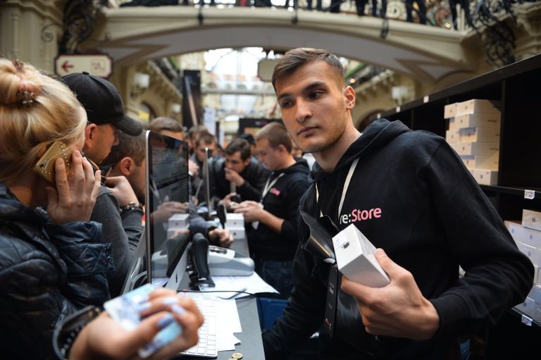 Покупатели новых смартфонов iPhone 7 и iPhone 7 Plus в торговом центре ГУМ Покупатели новых смартфонов iPhone 7 и iPhone 7 Plus в торговом центре ГУМ
