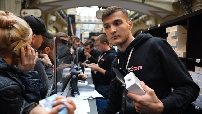 Покупатели новых смартфонов iPhone 7 и iPhone 7 Plus в торговом центре ГУМ
